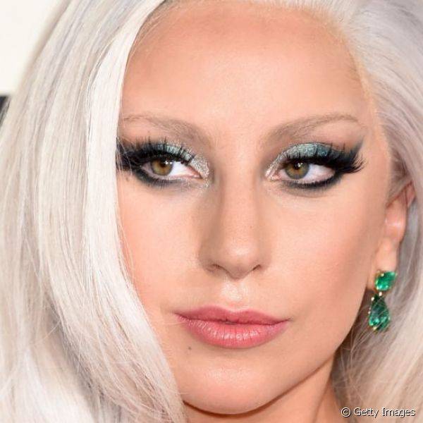 Lady Gaga usou um irreverente verde met?lico nos olhos e no meio da premia??o completou o visual com batom vermelho